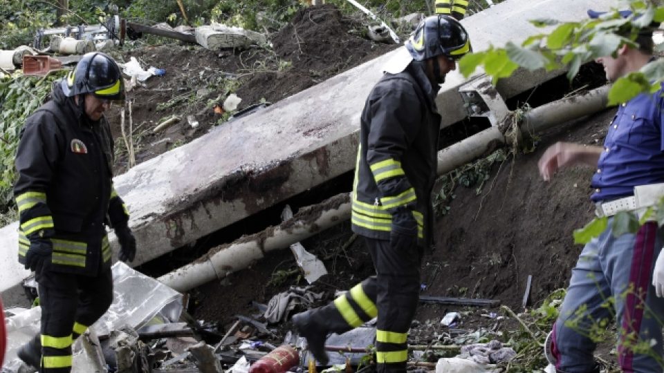 V Itálii havaroval autobus, zřítil se do rokle. Při nehodě zemřelo na 40 lidí.