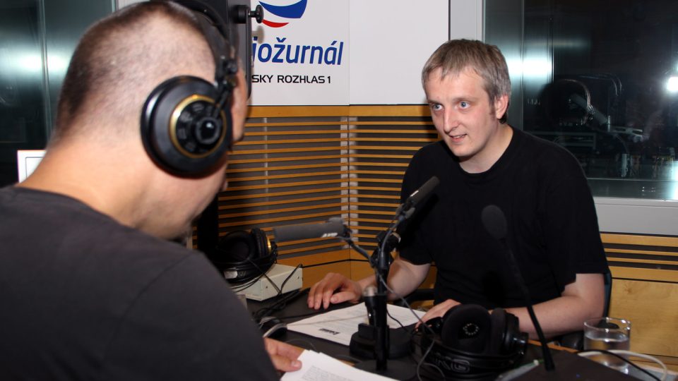 Karel Roztočil z iniciativy Čechy v ČR nechceme ve studiu Radiožurnálu s Martinem Veselovským