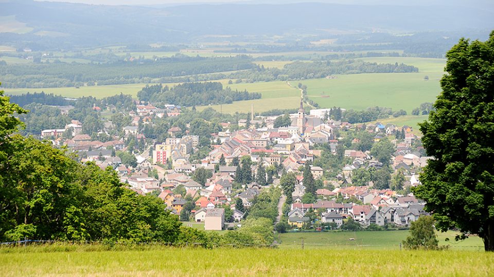 Z kláštera Hora Matky Boží je krásný výhled na Králíky