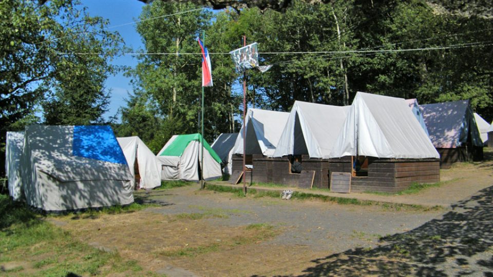 Stanový tábor Ludvíkovičky u Lipové. Děti zrovna odešly na celodenní výlet
