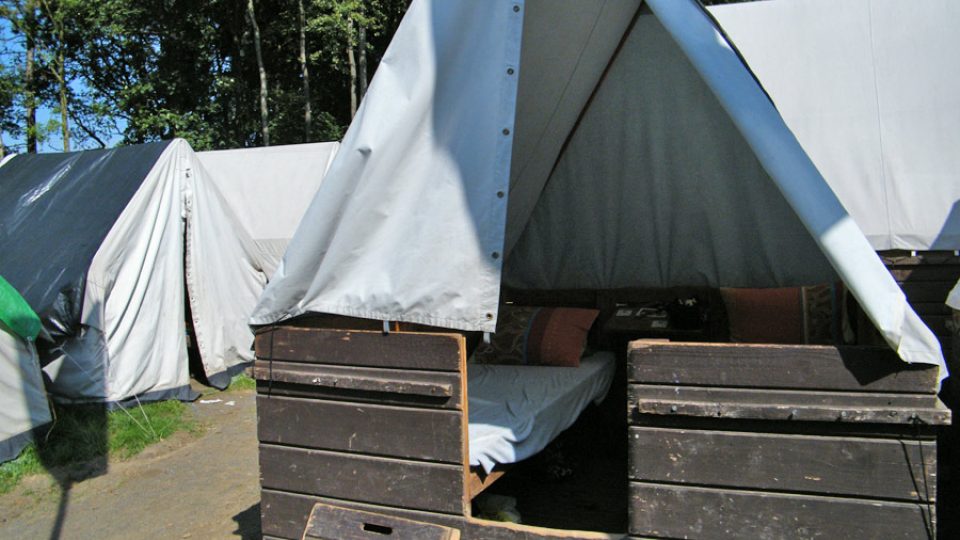 Ve stanech musí být postele s pevnou podložkou a úložným prostorem