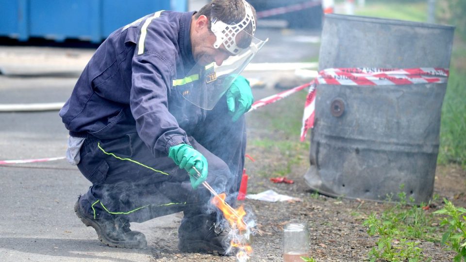 Hasiči testují nebezpečnou látku