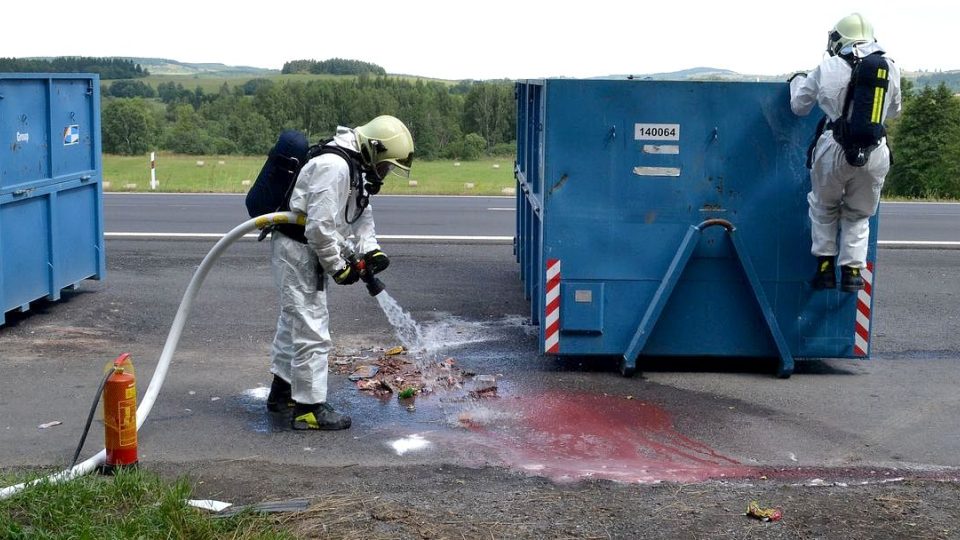Hasiči likvidují požád odpadků z popelářského vozu