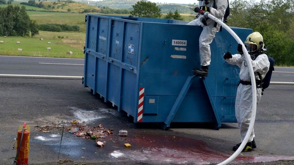Hasiči likvidují požád odpadků z popelářského vozu