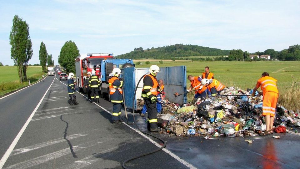 Hořící odpadky komplikovaly dopravu na silnici I/6