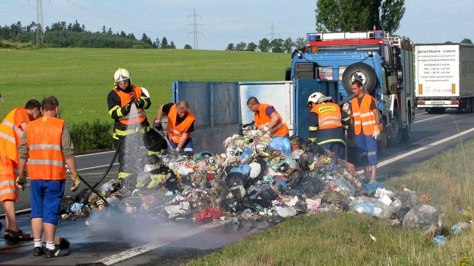 Hořící odpadky komplikovaly dopravu na silnici I/6