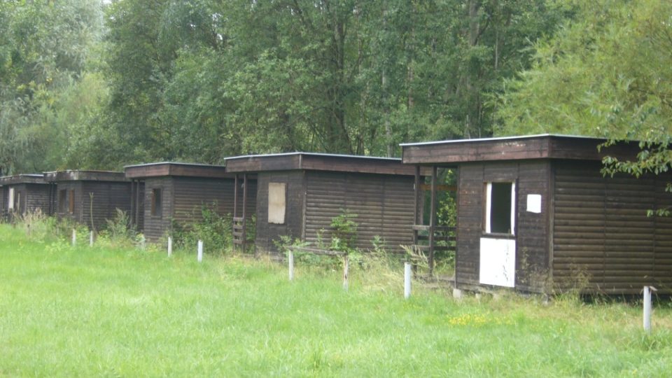 Prázdné chatky na koupališti v České Lípě-Dubici