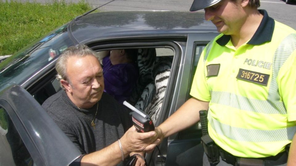 Policie kontrolovala řidiče, zda před jízdou nepili