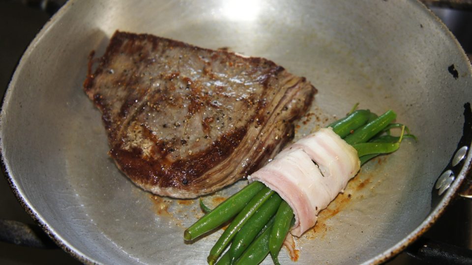 Steak i fazolky zabalené ve slanině opečeme na pánvi