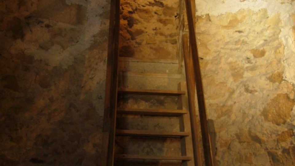 Schody - tedy spíše žebřík než schody - ve věži zámku Lemberk