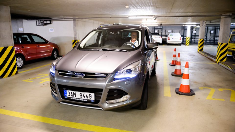 V podzemních garážích Českého rozhlasu zjistíme, jak dokážou parkovat Jitka Schneiderová a Pavel Nový