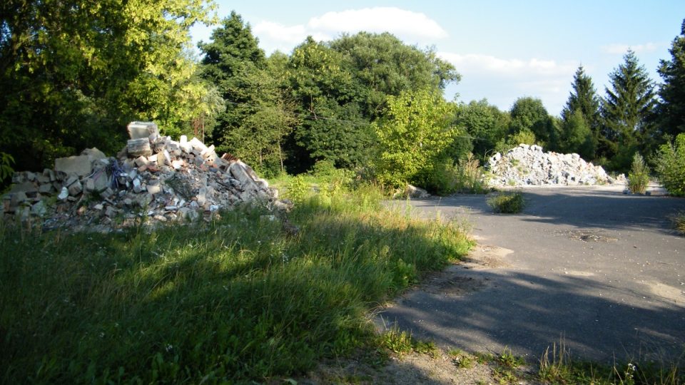 Na koupališti byly převlékárny, záchody, občerstvení i sprchy. Z budov zbyla jen suť