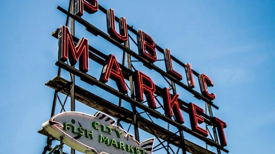 Trh Pike Place Market v historickém přístavu je naprosto unikátním místem