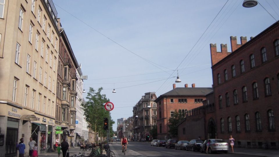 Vester Voldgade - více místa pro cyklisty a pěší, méně pro auta. Proto je také jedna strana ulice, ta slunná a širší.