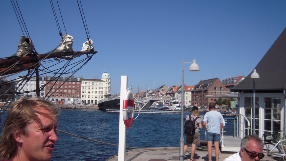 Pohled na Nyhavn a na tzv. Líbací most z Christianshavnu