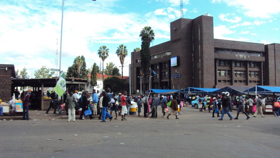 Centrální policejní stanice v Harare, její zachycení autora málem stálo svobodu