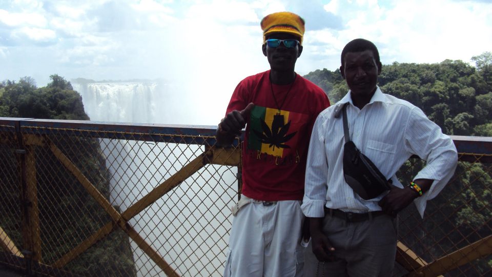 Opoziční aktivista Charles, vlevo, u Viktoriiných vodopádů