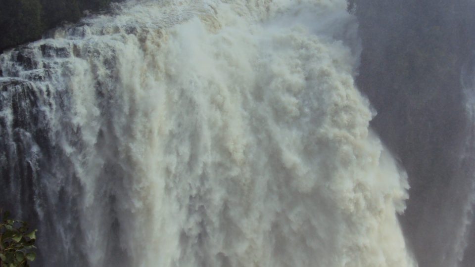 Rozvodněné Viktoriiny vodopády těsně po období dešťu