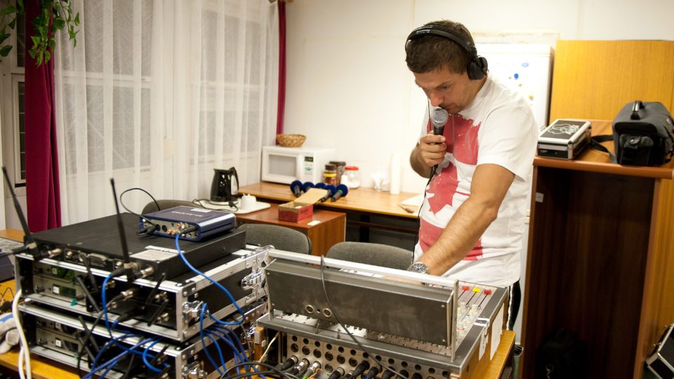 V roce 2011 vysílal Radiožurnál Speciál Martina Veselovského z Kosova. A takhle nějak vypadaly poslední přípravy na vysílání