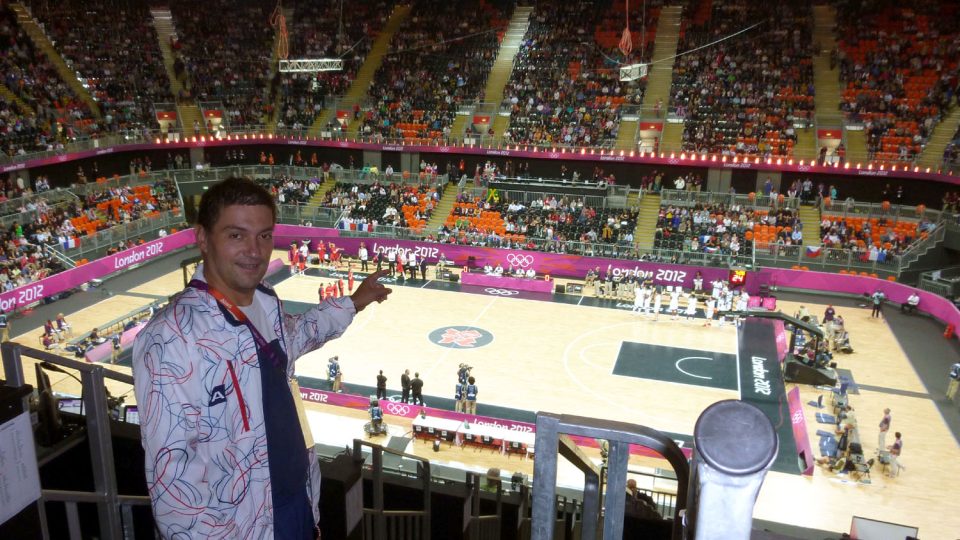 Mistr zvuku Roman Růžička před basketbalovým zápasem na letních olympijských hrách v Londýně