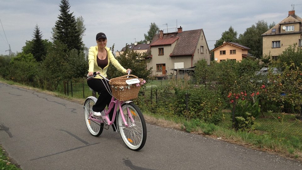 Kateřina na růžovém městském bicyklu