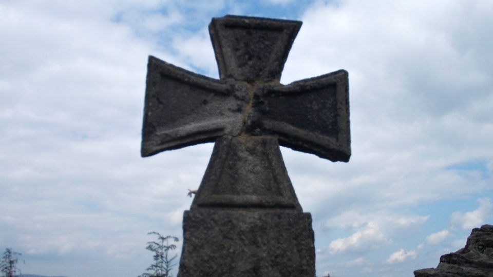 Pamětní kříž na padlé v 1. světové válce v Jizerských horách u rozhledny Štěpánka.JPG