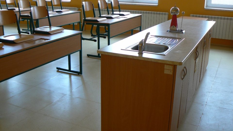 Opravená škola v Mirošově na Rokycansku, učebna fyziky