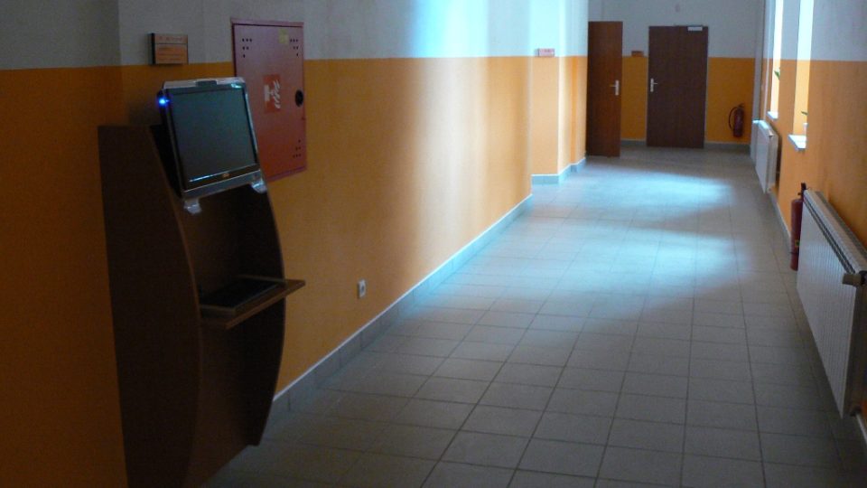 Opravená škola v Mirošově na Rokycansku. Počítač, kde si rodiče mohou prohlédnout elektronickou žákovskou knížku svých dětí