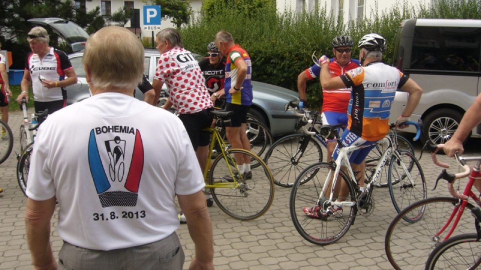 Sraz bývalých cyklistických reprezentantů na Novoborsku. Před startem