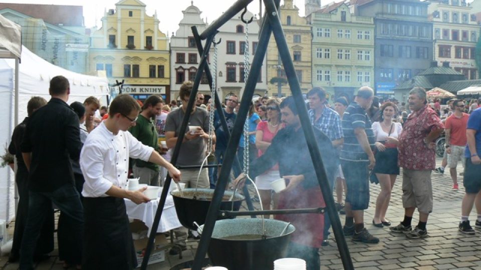 Náměstí v Plzni provoněl První český Festival polévek
