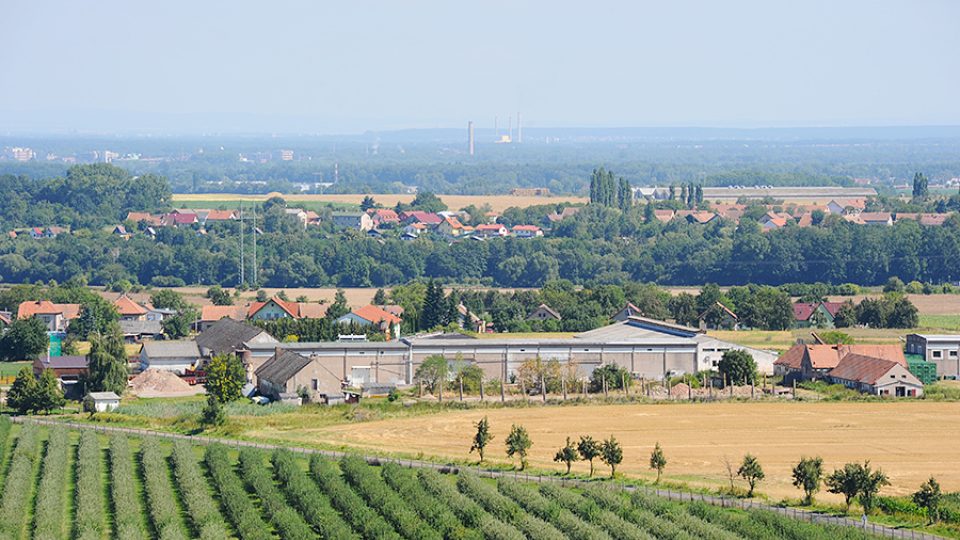 Z Barborky je krásně vidět na Opatovickou elektrárnu i Orlické hory