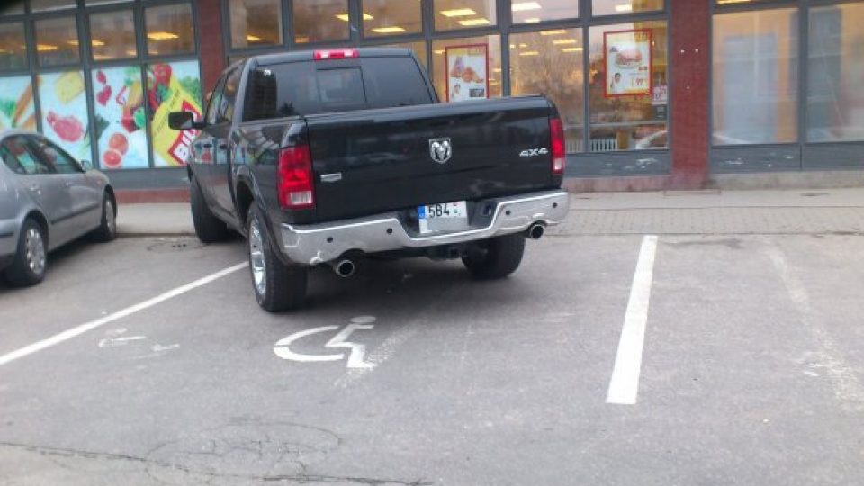 Očividně špatně zaparkované vozidlo před supermarketem
