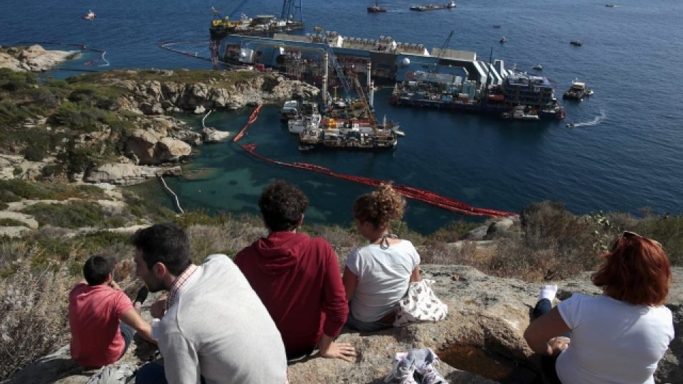Vyprošťování vraku lodi Costa Concordia sledují tisíce lidí