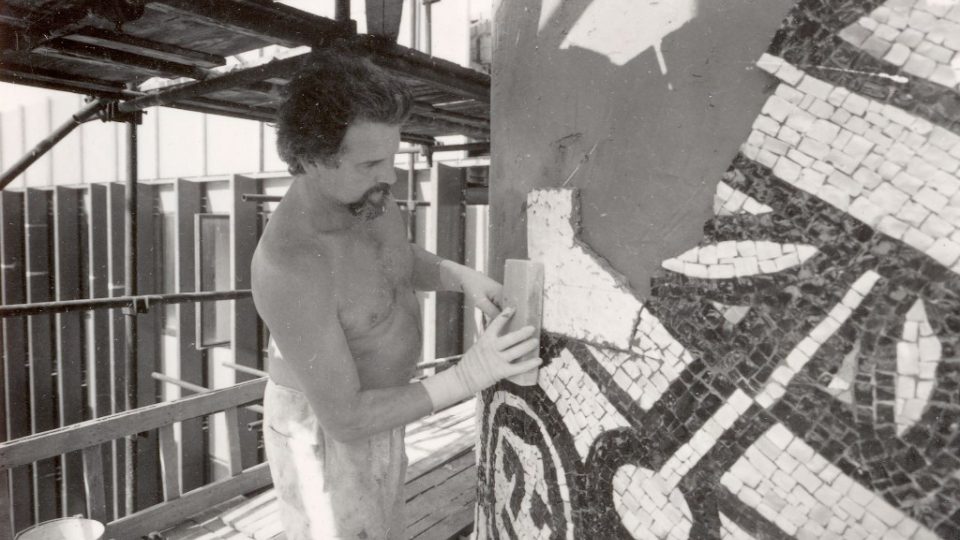 Práce na mozaice Miroslava Houry v Ústí nad Labem