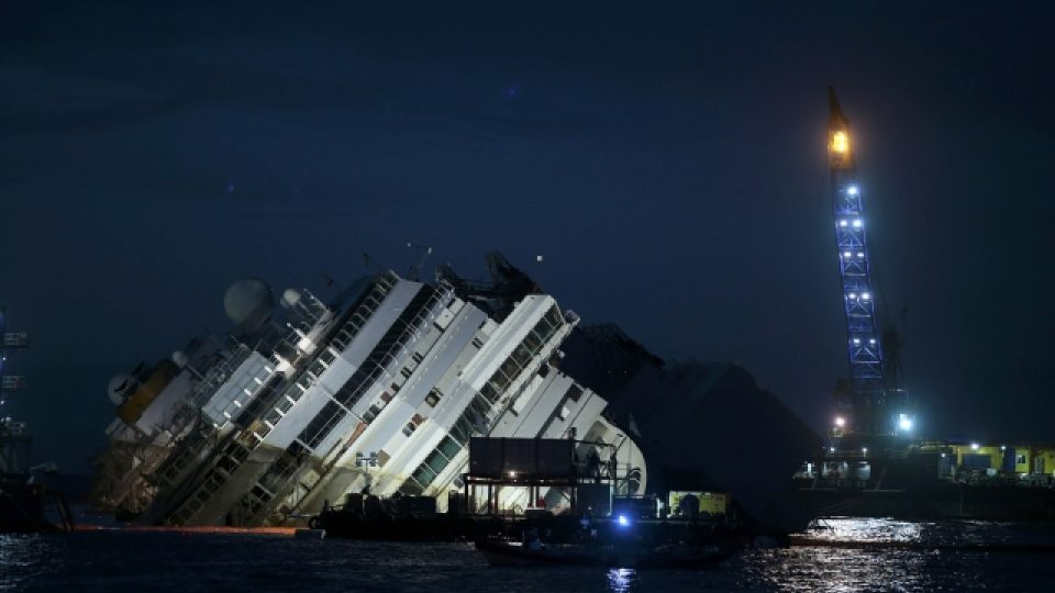 Narovnávání lodě Costa Concordia