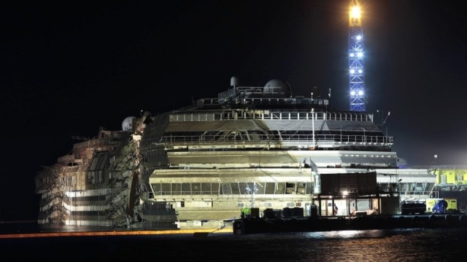 Costa Concordia je po dvaceti měsících znovu ve vertikální poloze