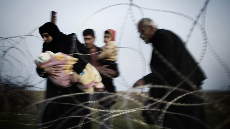 Fotografie Itala Alessia Romenziho z hranice mezi Tureckem a Sýrií