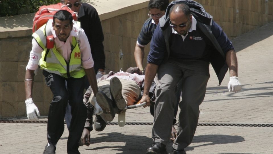 Zdravotníci odnášejí zraněného z nákupního centra v keňském Nairobi 