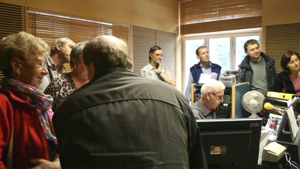 Zvukový technik Ruda Maňas obklopený návštěvníky studia