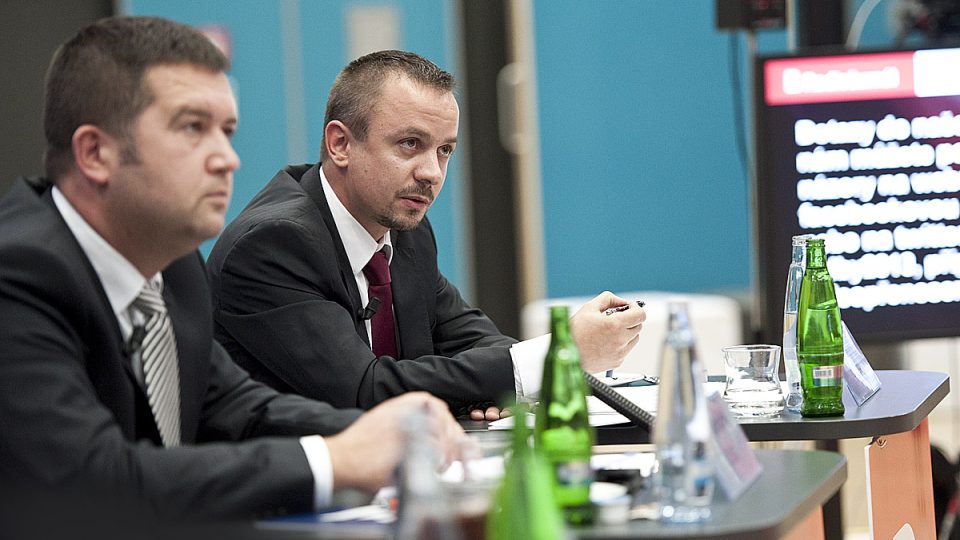 Předvolební speciál Martina Veselovského na téma EU, Jan Hamáček (vlevo) a Marek Ženíšek