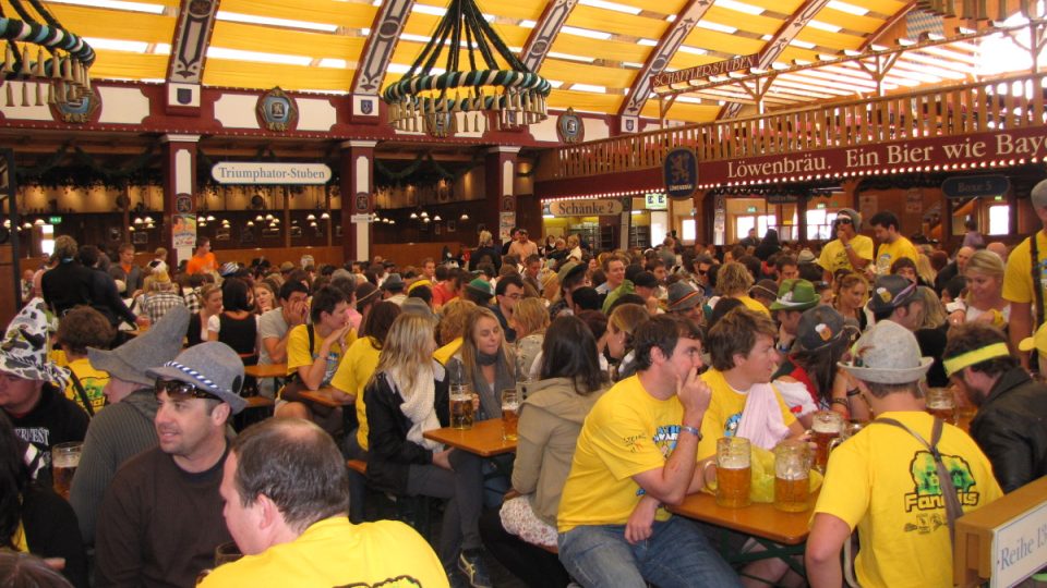 Pivo se na Oktoberfestu pije ve velkých stanech