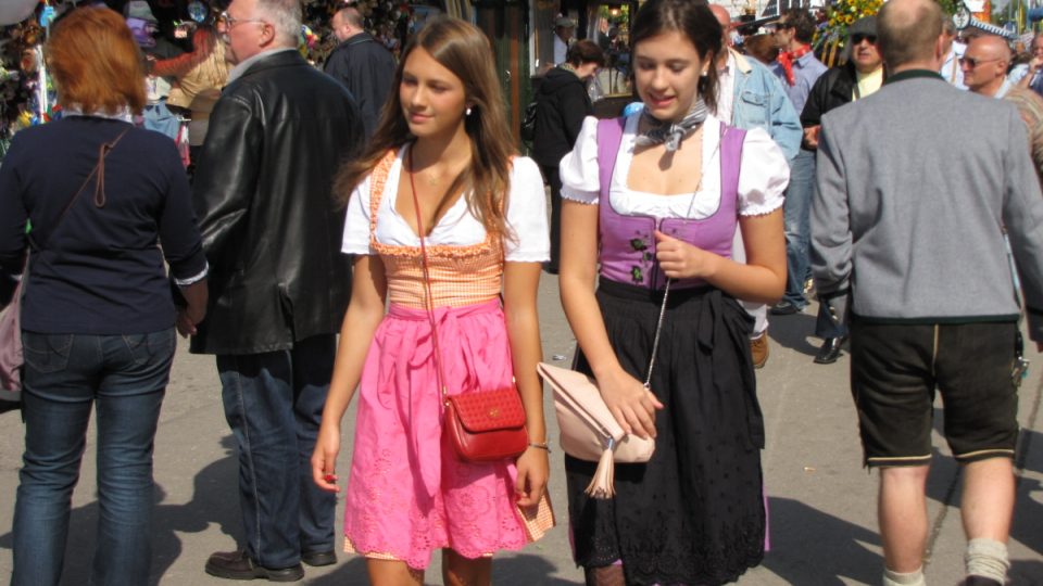 Tradiční bavorský dirndl mladým holkám sluší