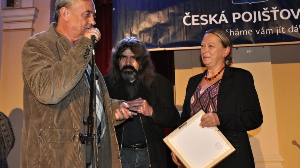 Frontman skupiny YoYo Band Richard Tesařík, moderátor Ilja Kučera ml. a manželka Vladimíra Mišíka