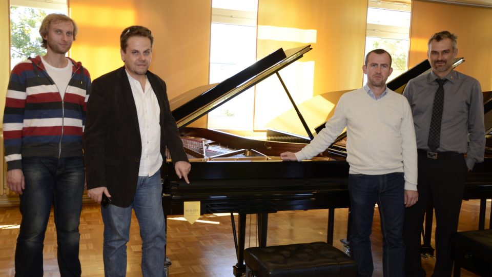 Jan Drnek - autorizovaný prodejce značky Steinway pro ČR, stojí zcela vpravo