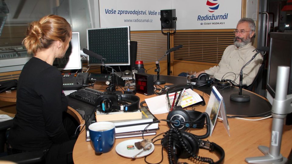 Jan Králík, odborník na historii automobilového průmyslu, před vysíláním Hosta Radiožurnálu
