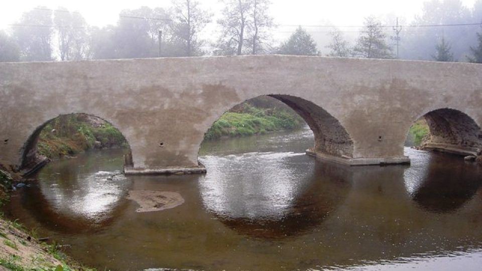 Omítnutý historický most v Ronově nad Sázavou