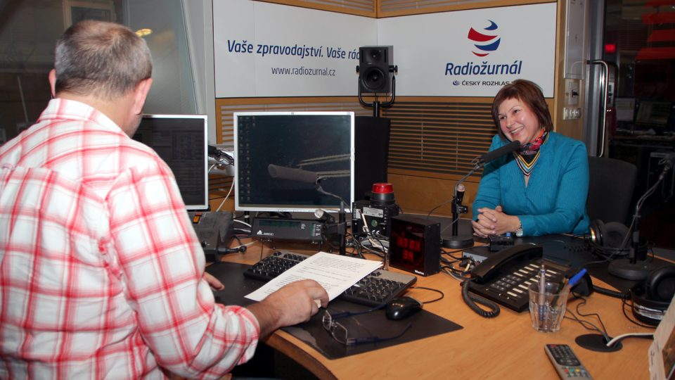 Miloslava Vostrá z KSČM a Jan Pokorný ve studiu Radiožurnálu