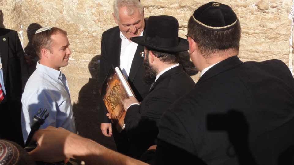 Miloš Zeman na prohlídce východního Jeruzaléma - u Zdi nářků