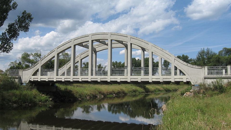 Most přes řeku Lužnici spojující obce Dvory nad Lužnicí a Halámky