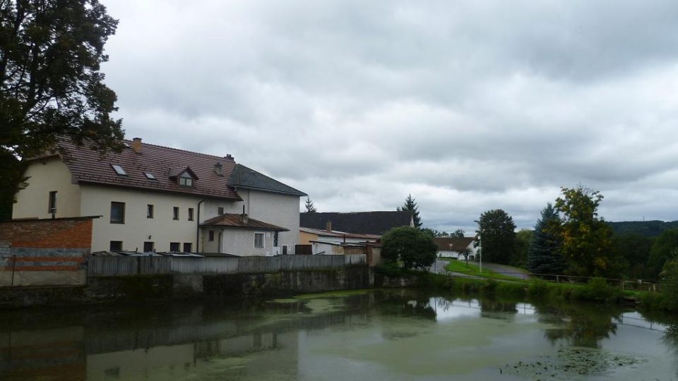 Pohled na rybník pod domem Klementových